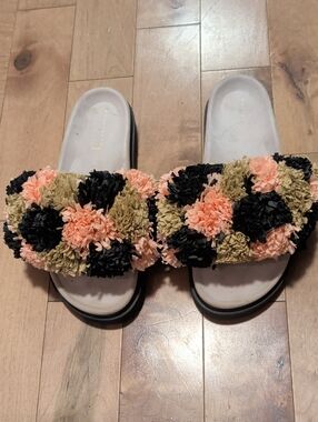 Inuikii Sandals. Great Condition.